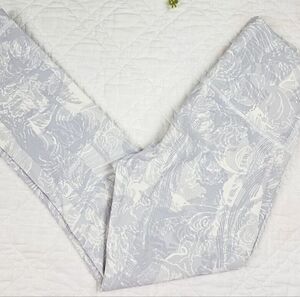 Lululemon Gray and White Wunder Under High Rise Size 4 Capri Leggings